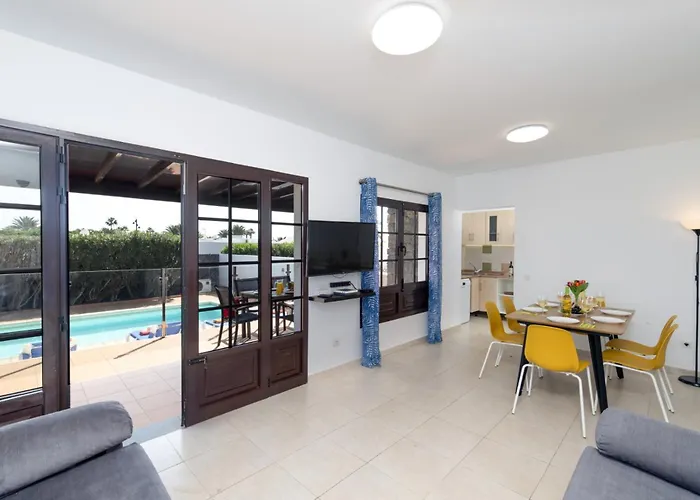 Stephanie Вилла *